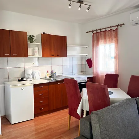 Family Majcica - Malo Misto